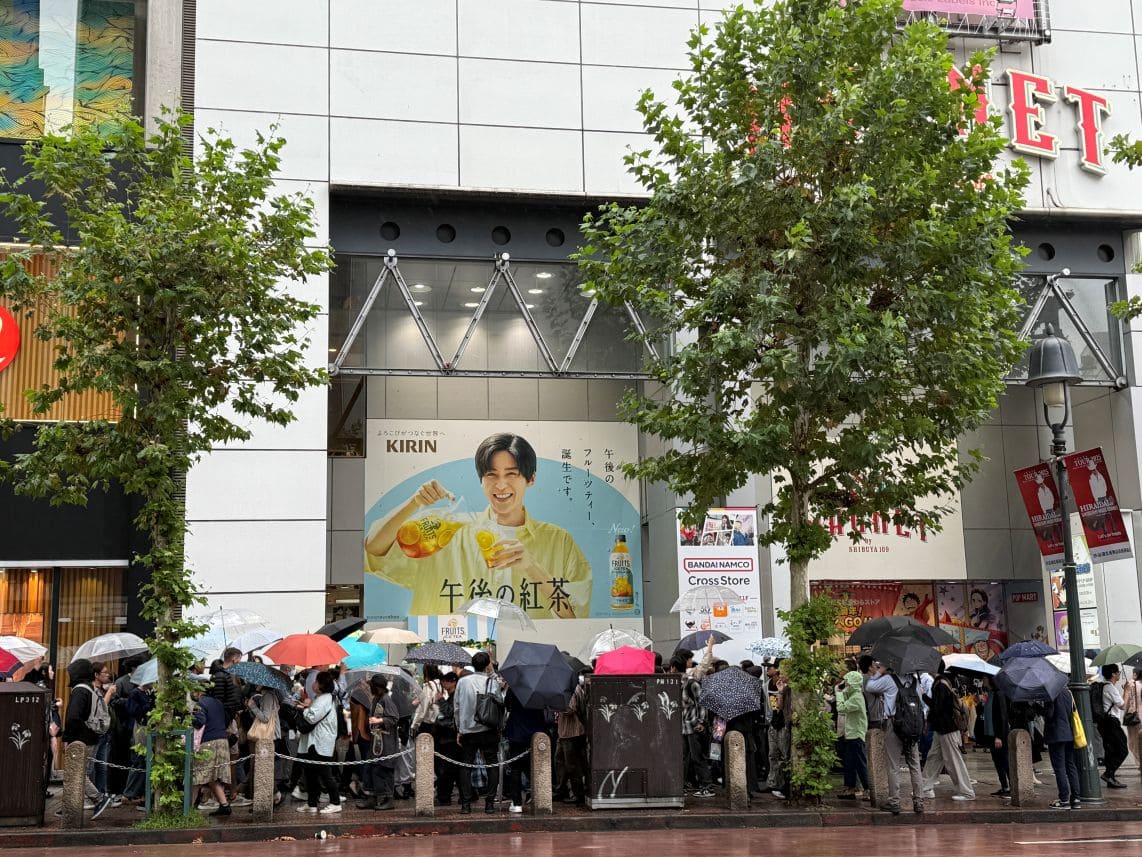 午後の紅茶が街に登場｜キリンビバレッジが展開したポップアップ×OOH